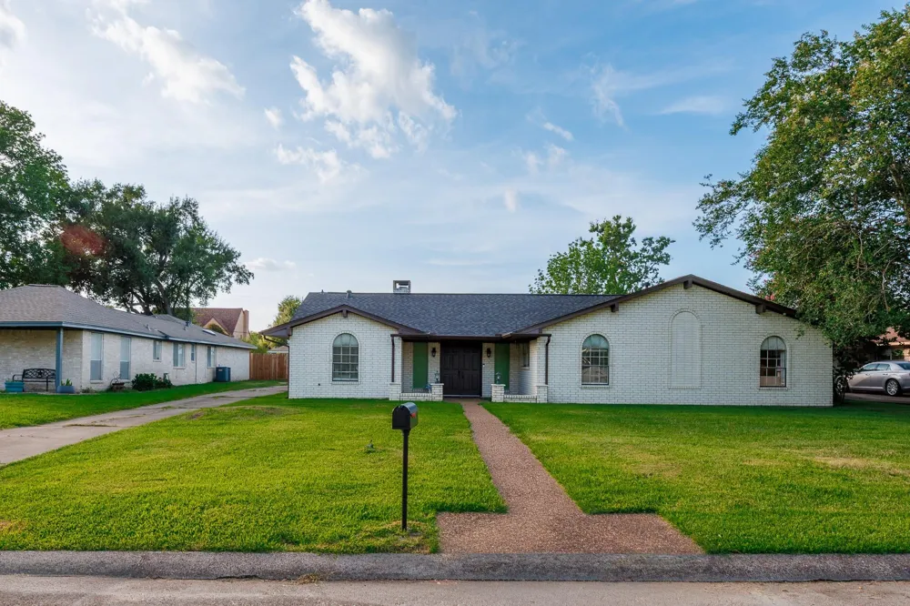 502 Red Bud Ln Baytown, TX 77520