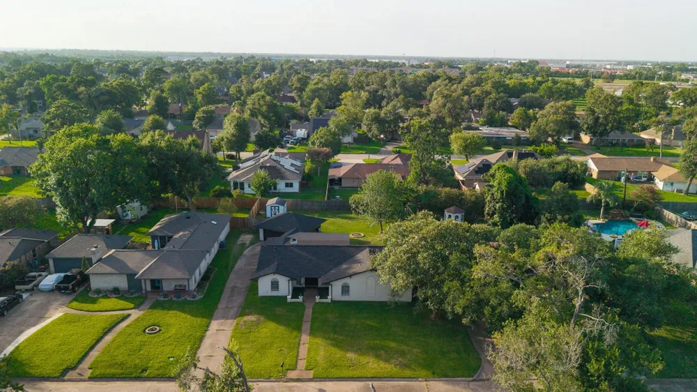 502 Red Bud Ln Baytown, TX 77520