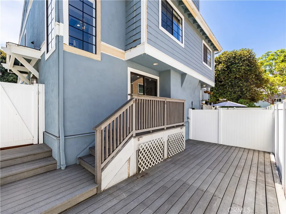 212 Mayfair Costa Mesa, CA 92627