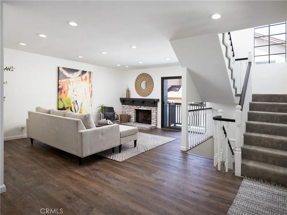 212 Mayfair Costa Mesa, CA 92627