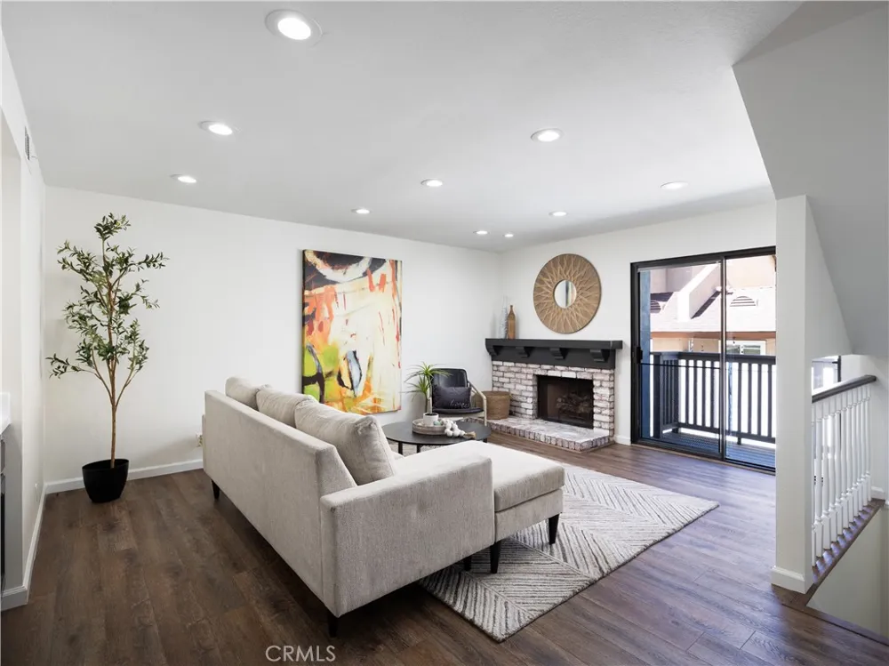 212 Mayfair Costa Mesa, CA 92627