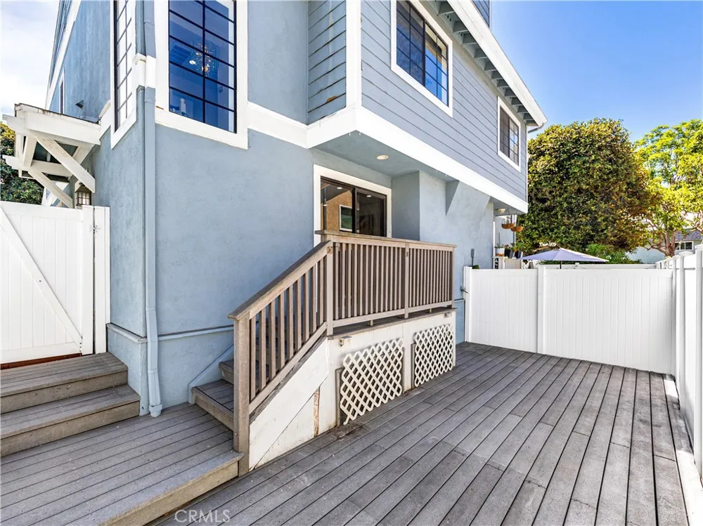 212 Mayfair Costa Mesa, CA 92627
