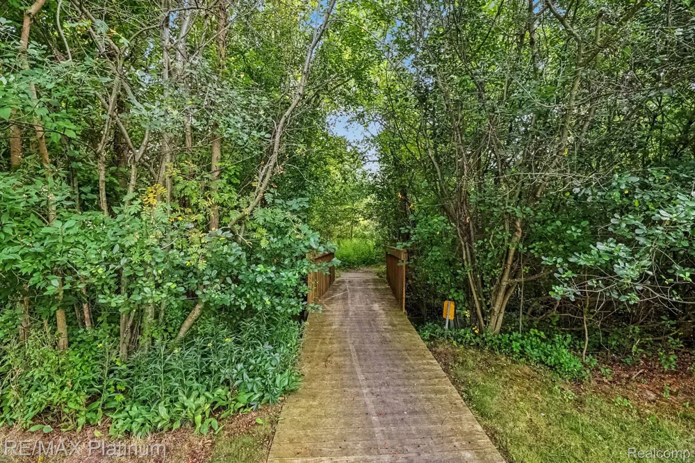 1035 Old Leake Court #17 Holly Village, MI 48442