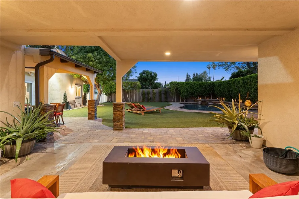 22702 Califa Street Woodland Hills, CA 91367