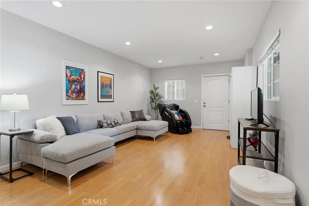 22702 Califa Street Woodland Hills, CA 91367