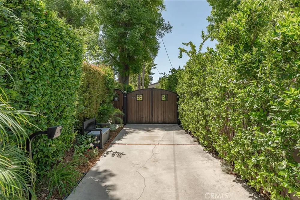 22702 Califa Street Woodland Hills, CA 91367