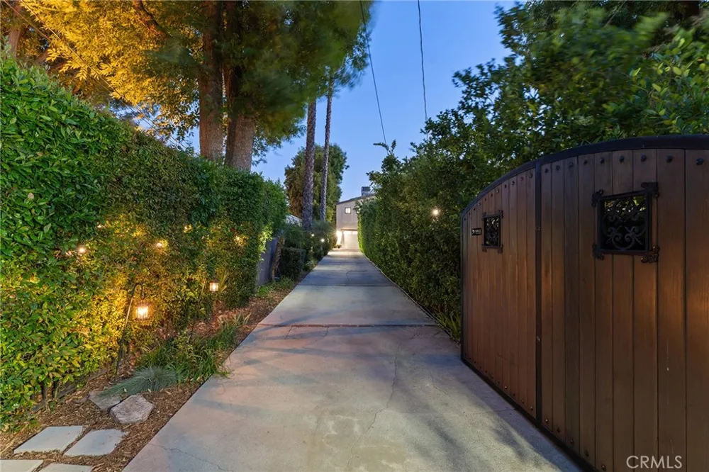 22702 Califa Street Woodland Hills, CA 91367