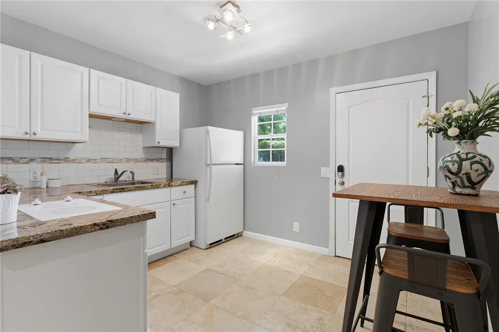22702 Califa Street Woodland Hills, CA 91367