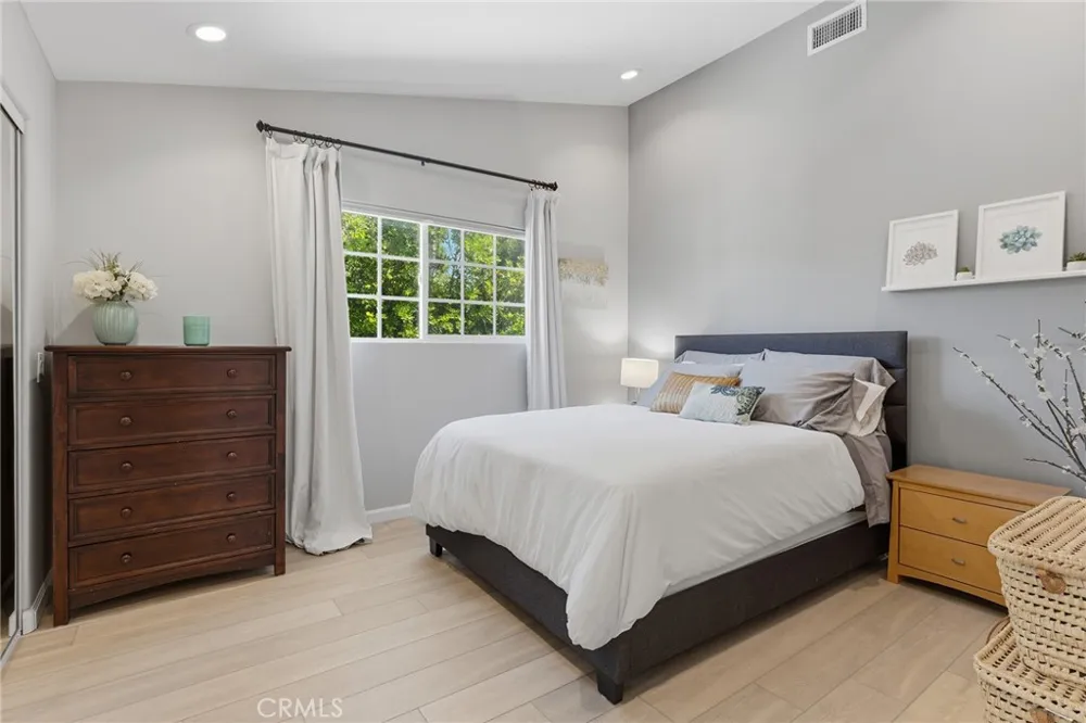 22702 Califa Street Woodland Hills, CA 91367