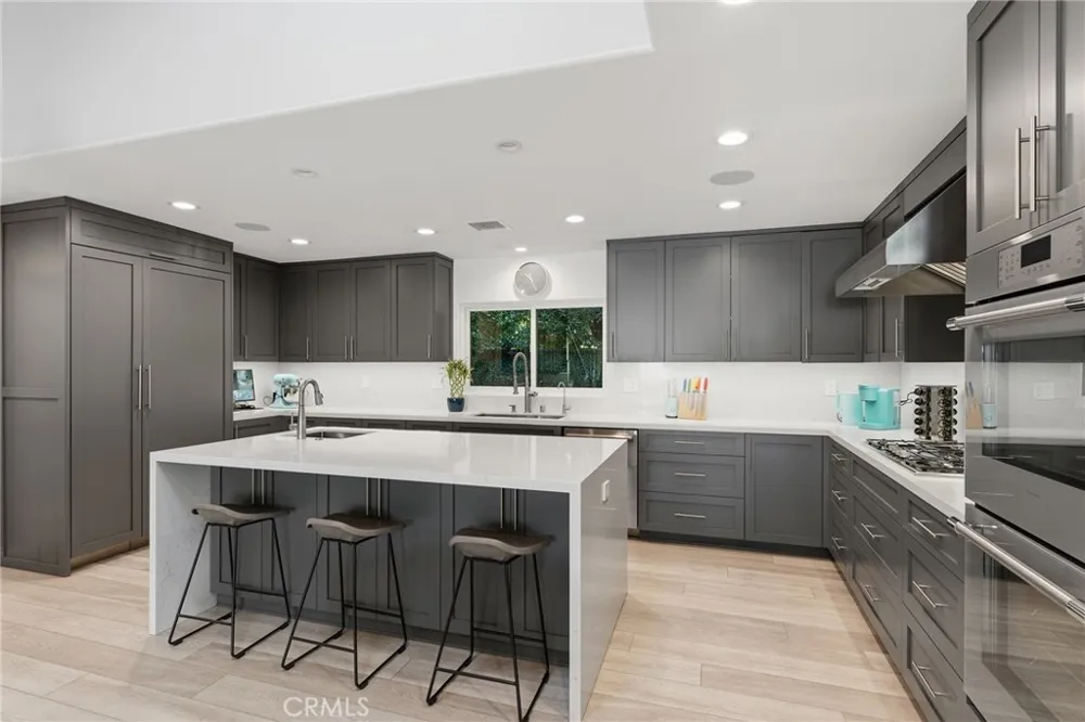 22702 Califa Street Woodland Hills, CA 91367