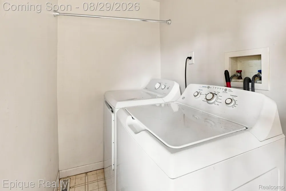 816 Comfort Street Lansing City, MI 48915