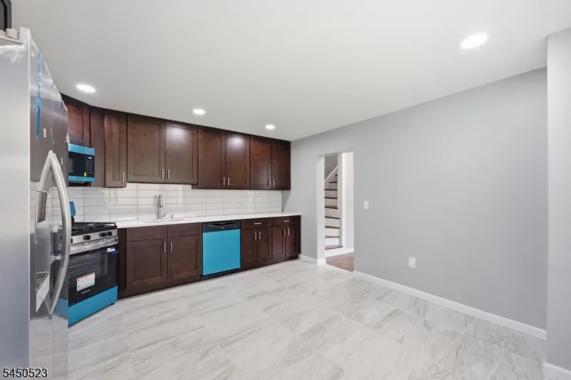 34 N Prospect St Lopatcong, NJ 08865