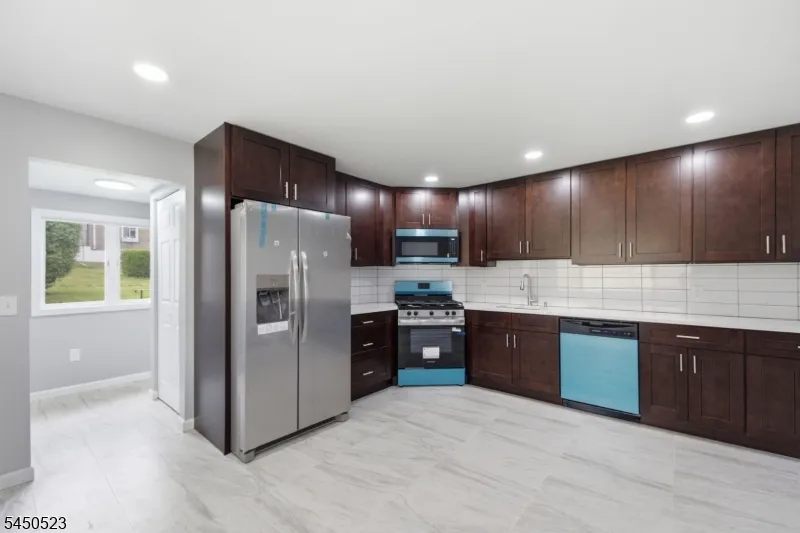 34 N Prospect St Lopatcong, NJ 08865