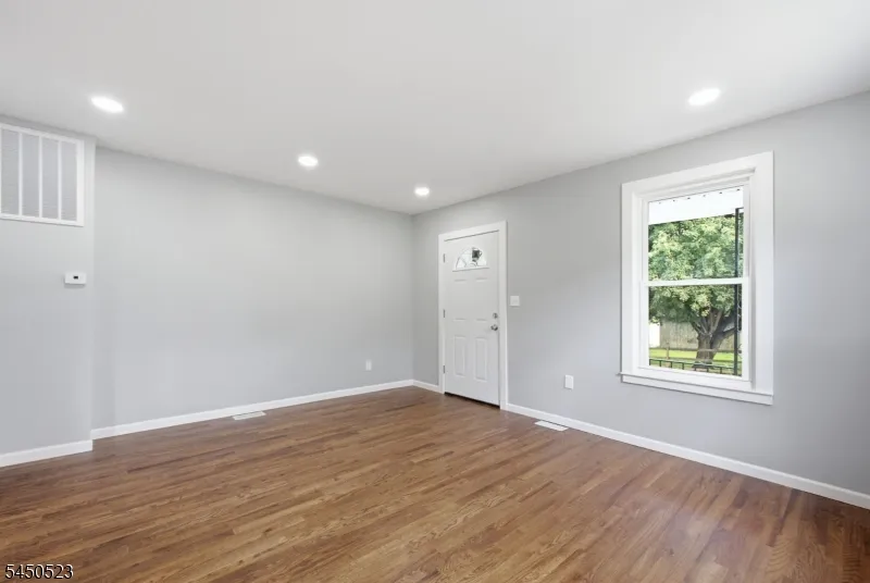 34 N Prospect St Lopatcong, NJ 08865