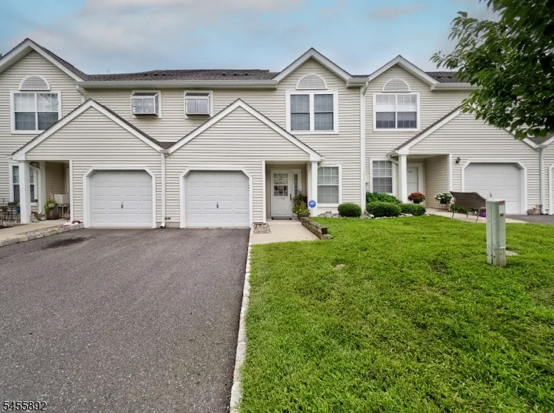 1102 Fox Hill Pl Holland, NJ 08848