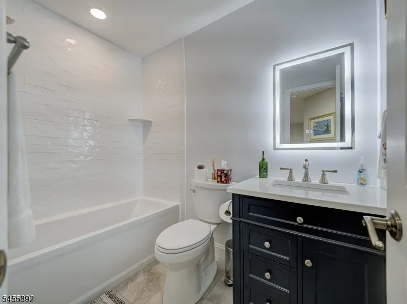 1102 Fox Hill Pl Holland, NJ 08848
