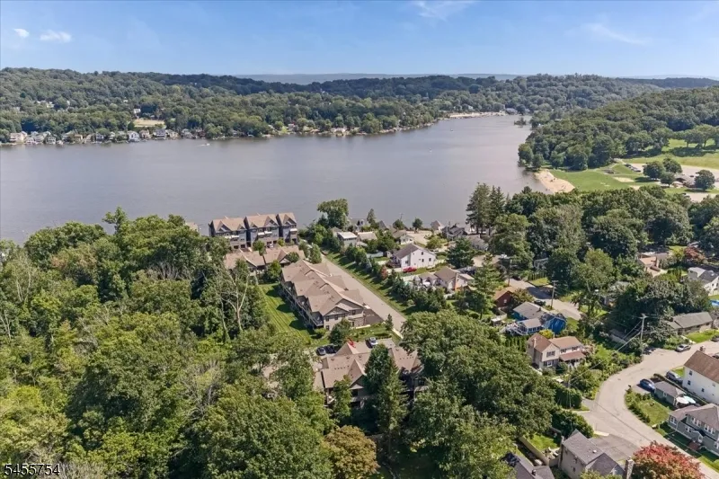 103 Mariners Pointe Hopatcong, NJ 07843
