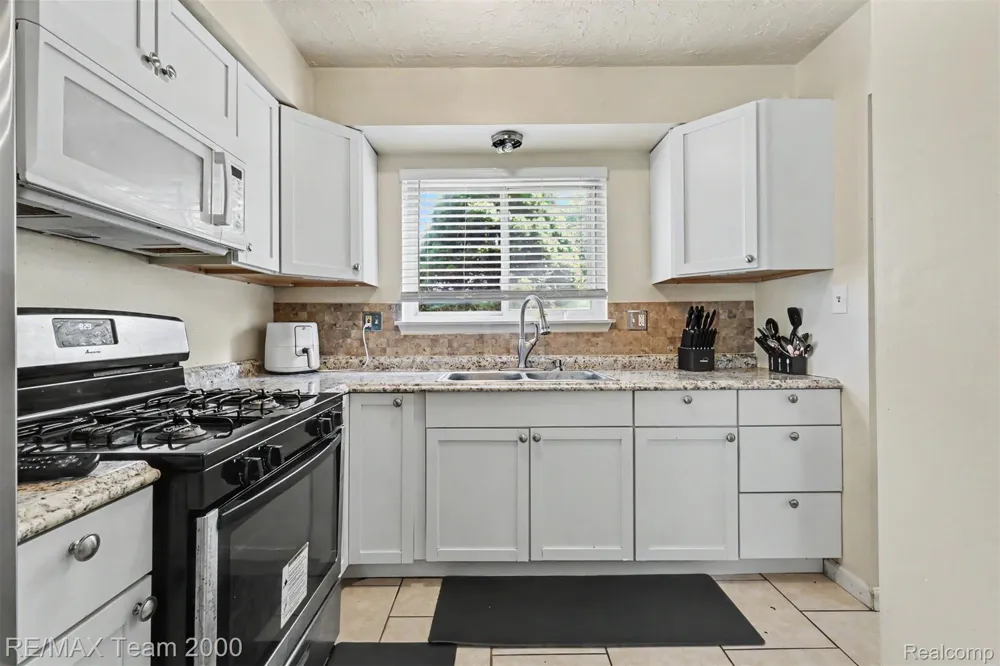 5846 WESTLAKE STREET Taylor City, MI 48180