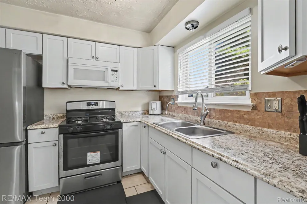 5846 WESTLAKE STREET Taylor City, MI 48180