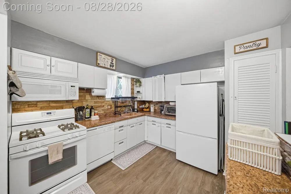 20410 Dubois Street Clinton Charter Township, MI 48035