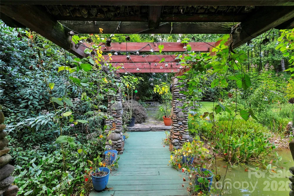87 Old Chimney Lane Cedar Mountain, NC 28718