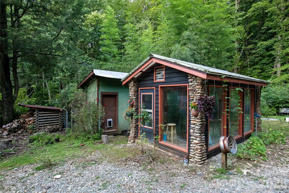 87 Old Chimney Lane Cedar Mountain, NC 28718