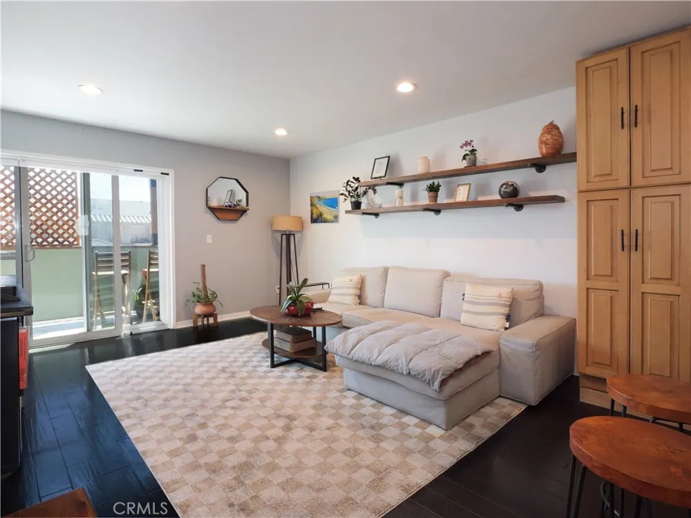 453 Almond Avenue #6 Long Beach, CA 90802
