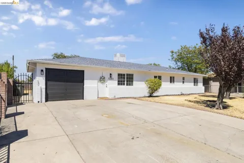 1361 Longshore CT