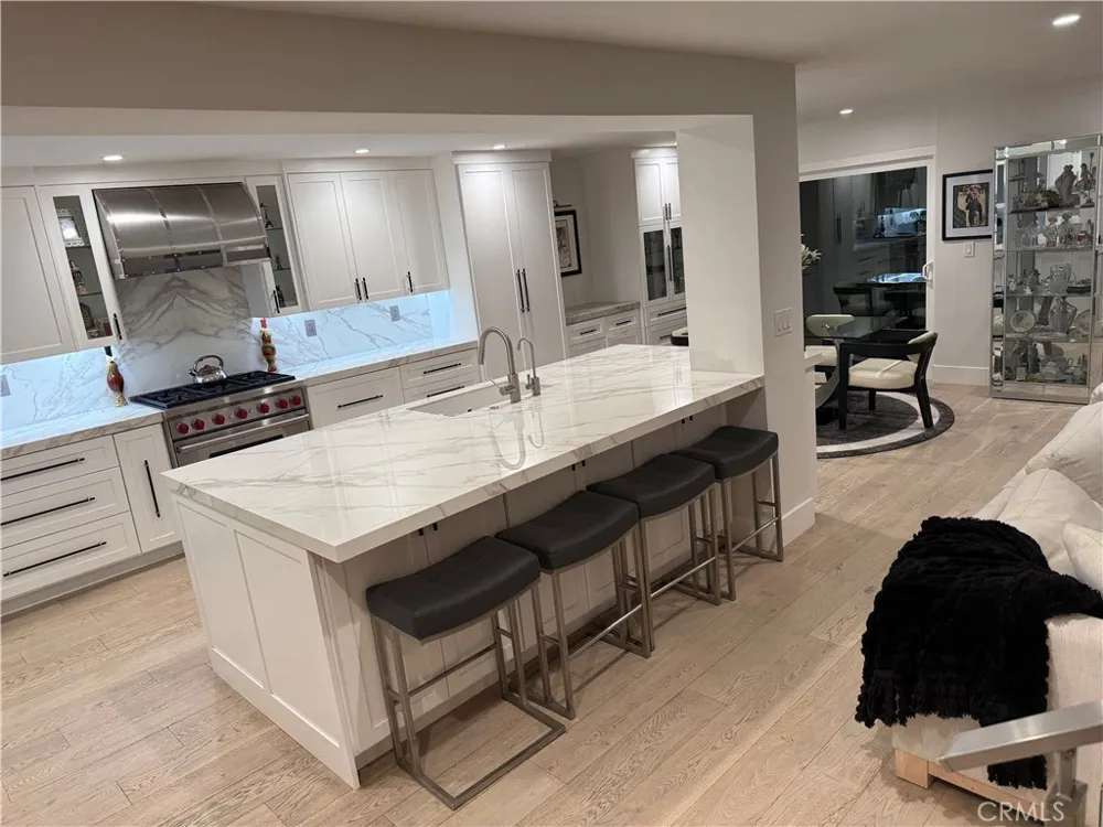 526 Vista Grande Newport Beach, CA 92660