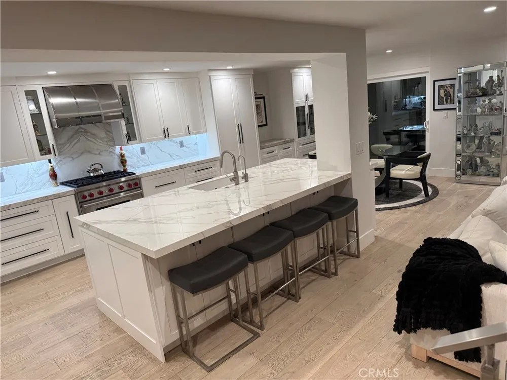 526 Vista Grande Newport Beach, CA 92660