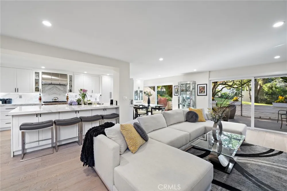 526 Vista Grande Newport Beach, CA 92660