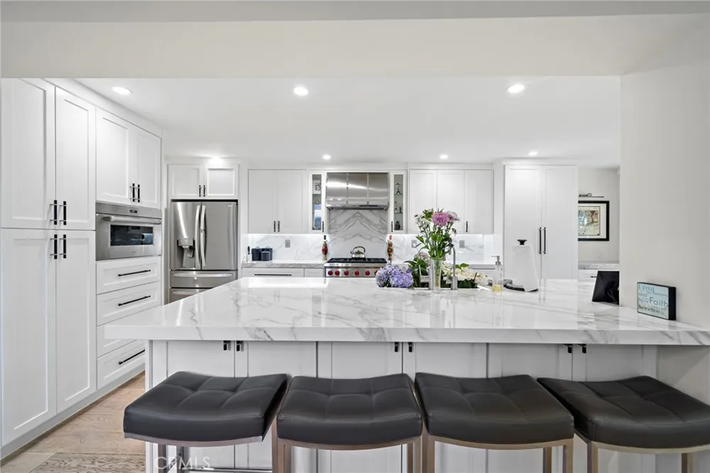 526 Vista Grande Newport Beach, CA 92660