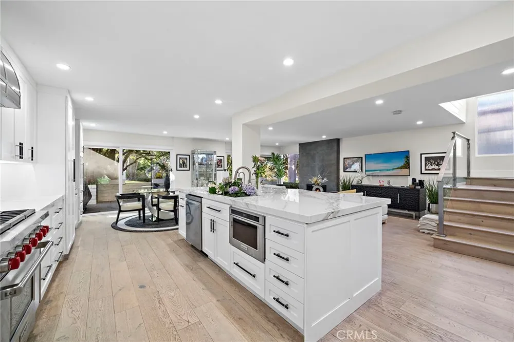 526 Vista Grande Newport Beach, CA 92660