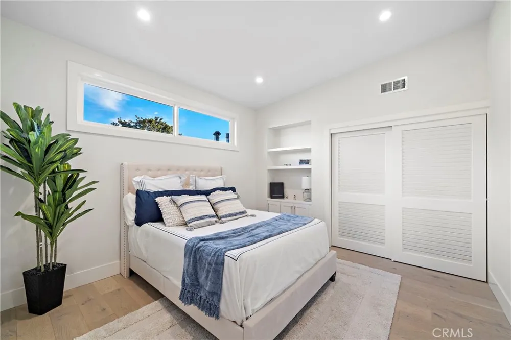 526 Vista Grande Newport Beach, CA 92660