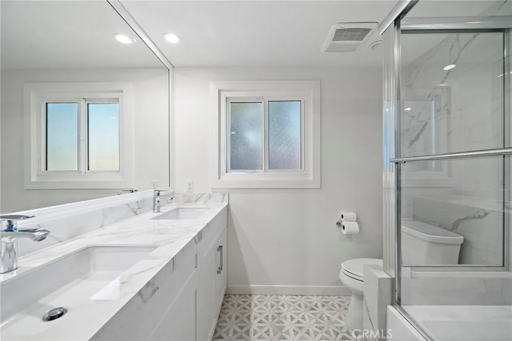 526 Vista Grande Newport Beach, CA 92660