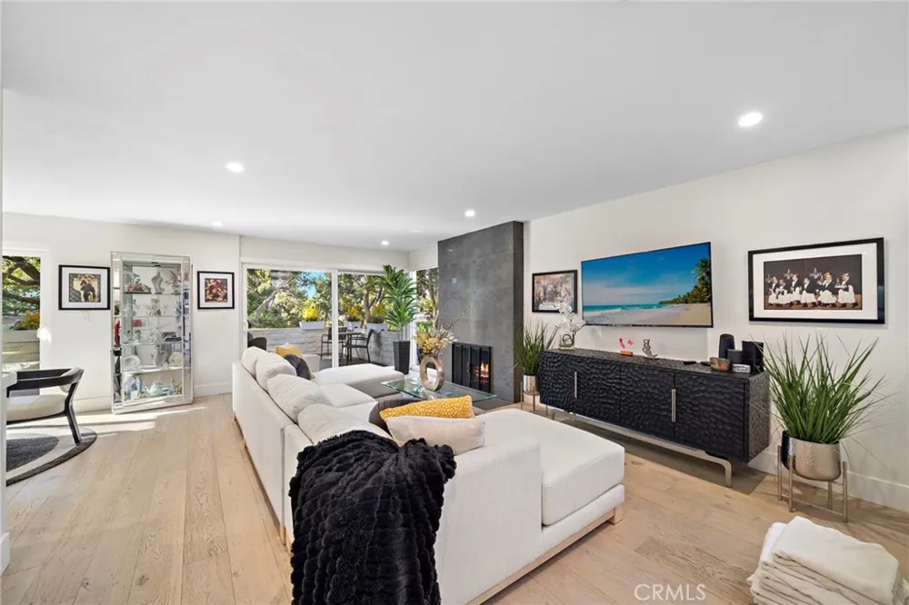 526 Vista Grande Newport Beach, CA 92660