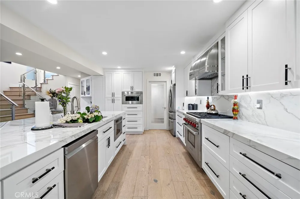 526 Vista Grande Newport Beach, CA 92660