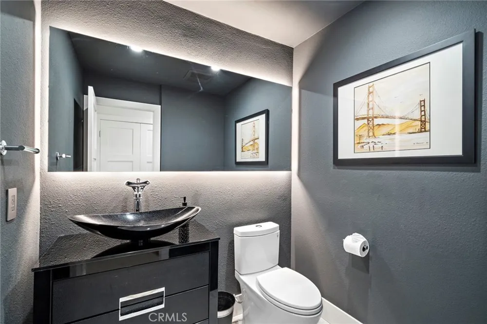 526 Vista Grande Newport Beach, CA 92660