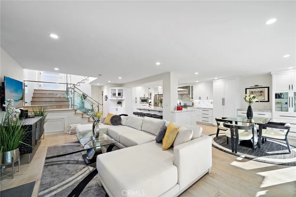 526 Vista Grande Newport Beach, CA 92660