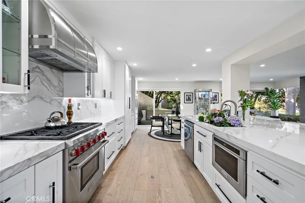 526 Vista Grande Newport Beach, CA 92660