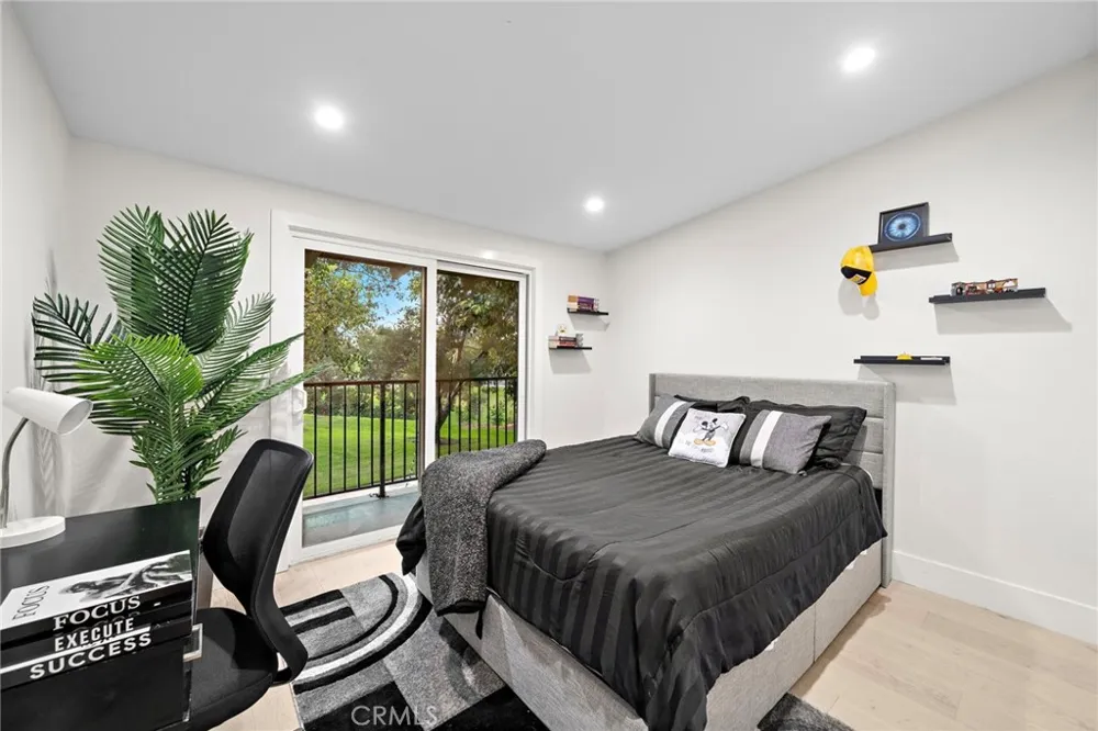 526 Vista Grande Newport Beach, CA 92660