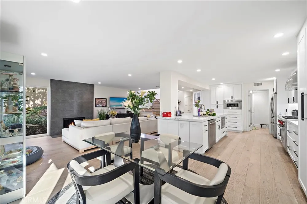 526 Vista Grande Newport Beach, CA 92660