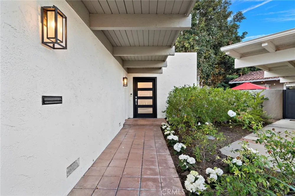 526 Vista Grande Newport Beach, CA 92660