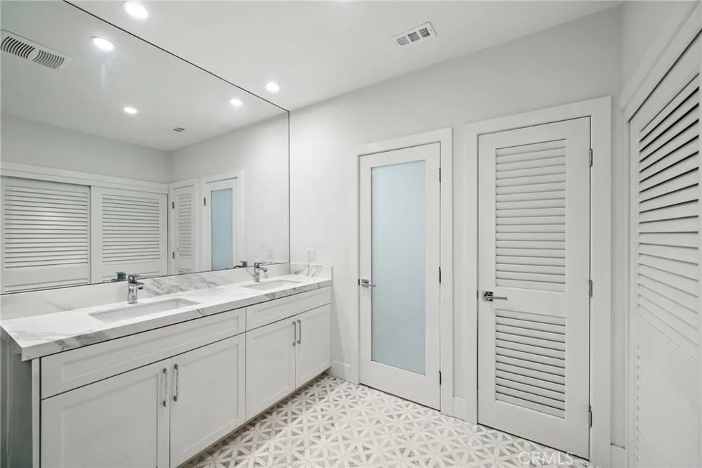 526 Vista Grande Newport Beach, CA 92660