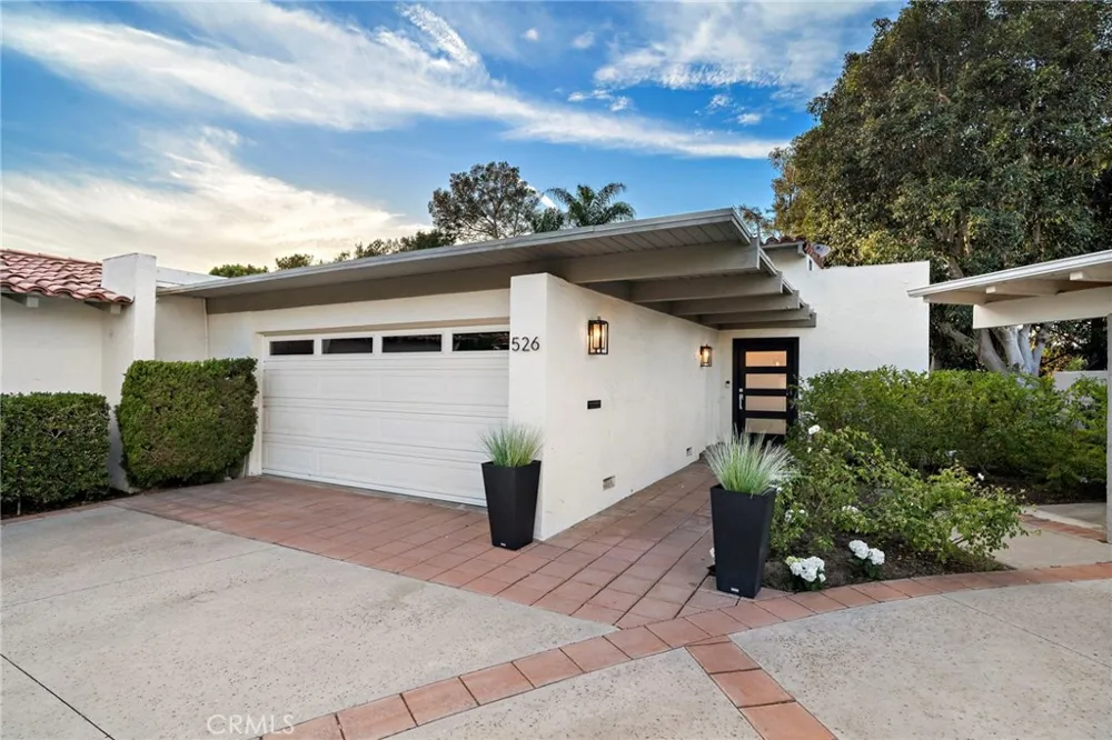 526 Vista Grande Newport Beach, CA 92660