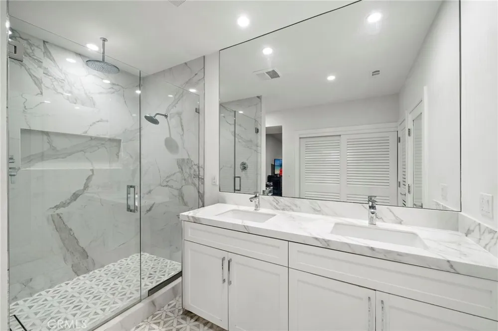 526 Vista Grande Newport Beach, CA 92660