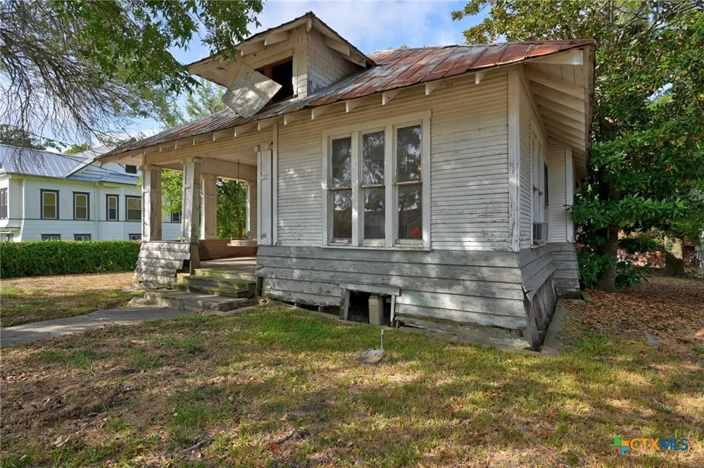 124 S Avenue I Shiner, TX 77984