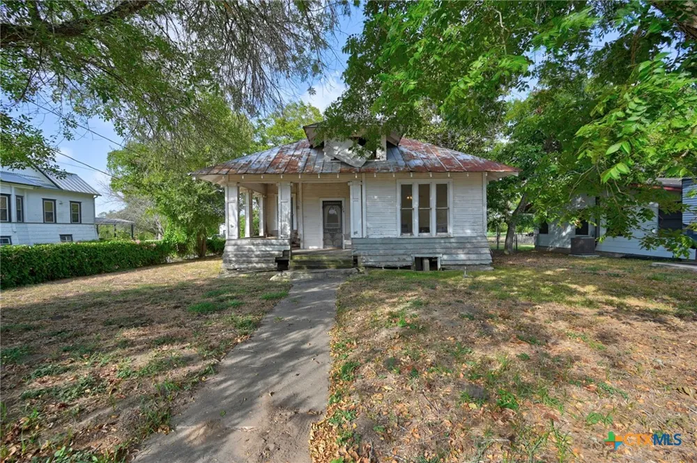 124 S Avenue I Shiner, TX 77984