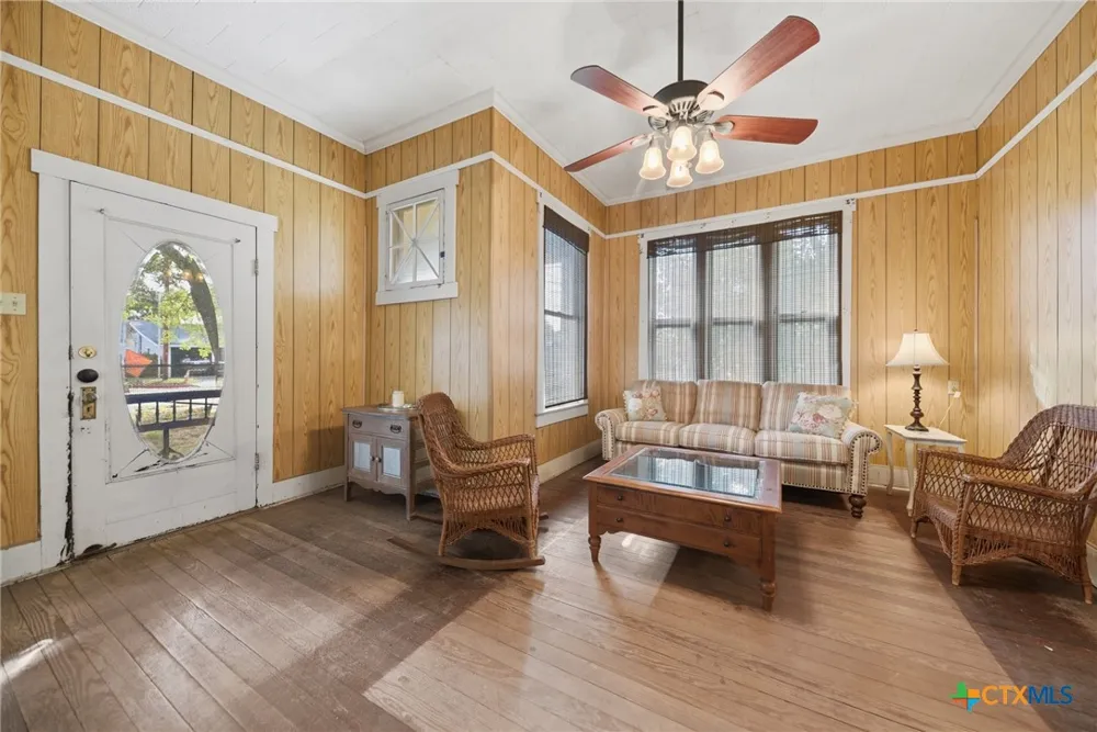 124 S Avenue I Shiner, TX 77984