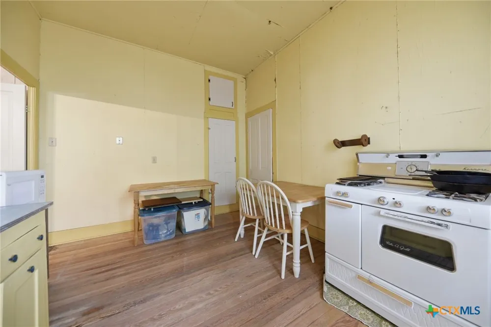 124 S Avenue I Shiner, TX 77984
